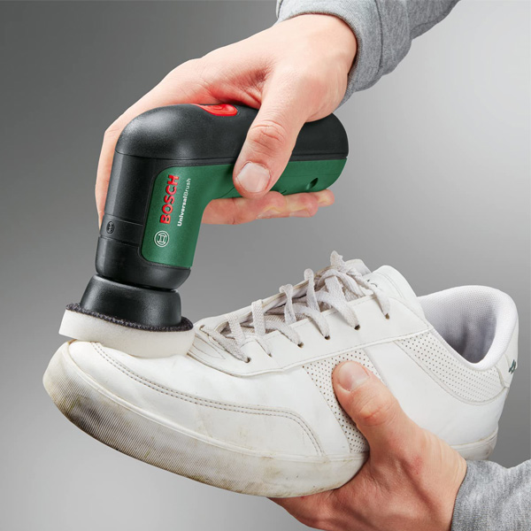 Máy cọ rửa vệ sinh đa năng Bosch UniversalBrush trong ứng dụng làm sạch giày dép